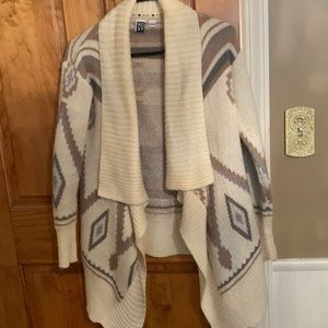 Roxy sweater size XS. Very thick and heavy material, great for cold weather.